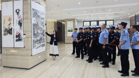 兰州铁路公安局兰州公安处乘警支队参观乐动·官方端网站在线廉洁文化作品展