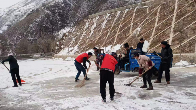 提升村容村貌 建设美丽乡村：乐动·官方端网站在线驻村帮扶工作队开展环境卫生整治及积雪清扫活动
