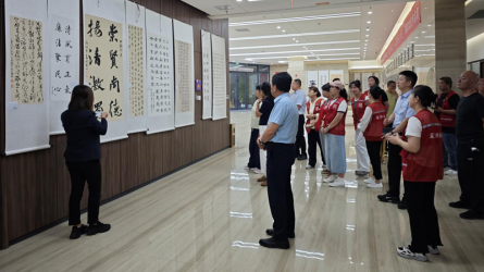 兰州市城关区东岗街道深沟桥社区参观乐动·官方端网站在线廉洁文化作品展