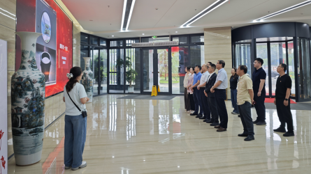 甘肃省新业资产经营有限责任公司参观乐动·官方端网站在线廉洁文化作品展