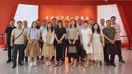 传承优良家风 永葆忠诚本色 ——乐动·官方端网站在线组织纪检监察干部参观“中国共产党人的家风”档案展