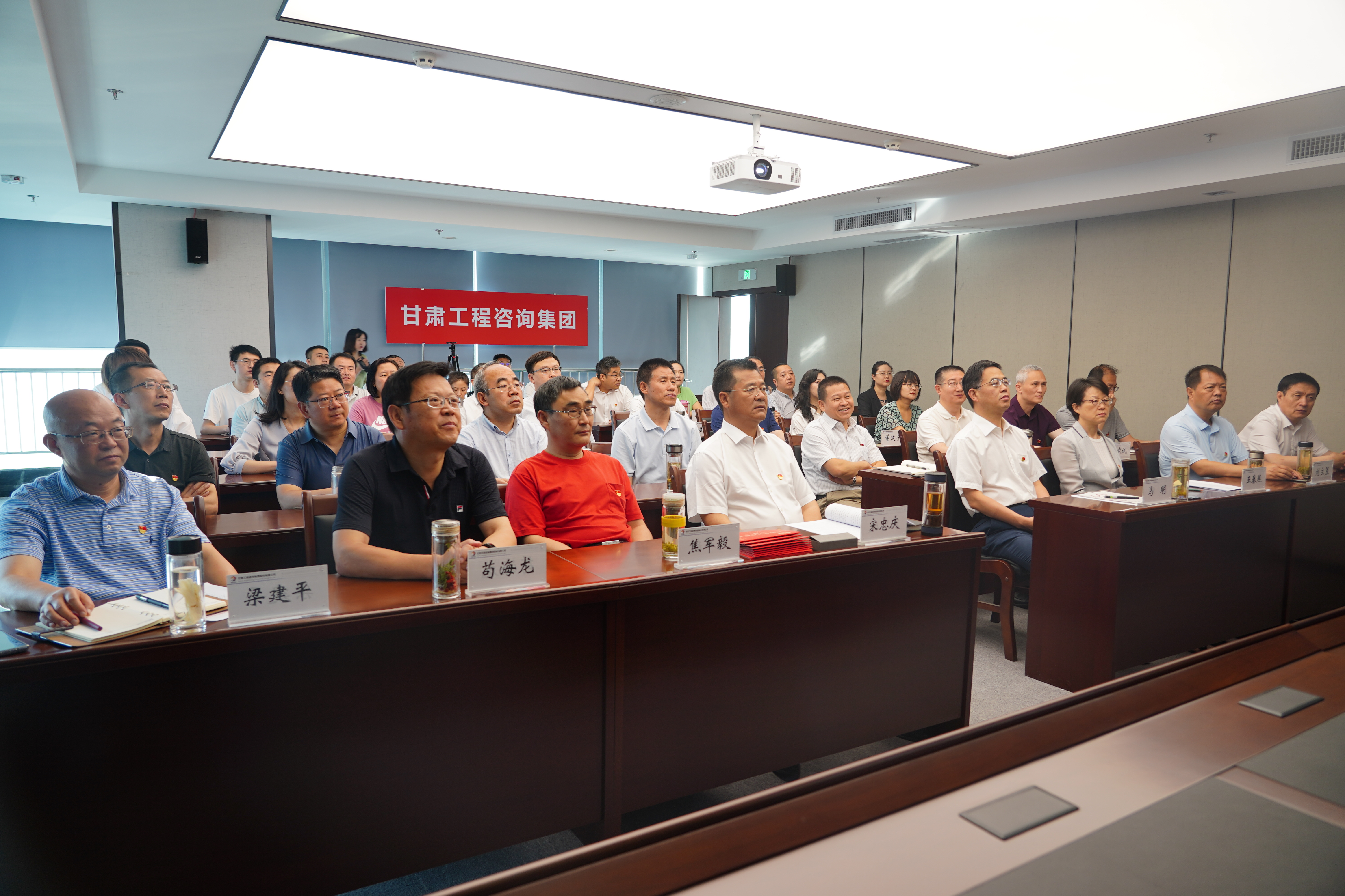 乐动·官方端网站在线干部职工收听收看庆祝中国共产党成立100周年大会直播盛况