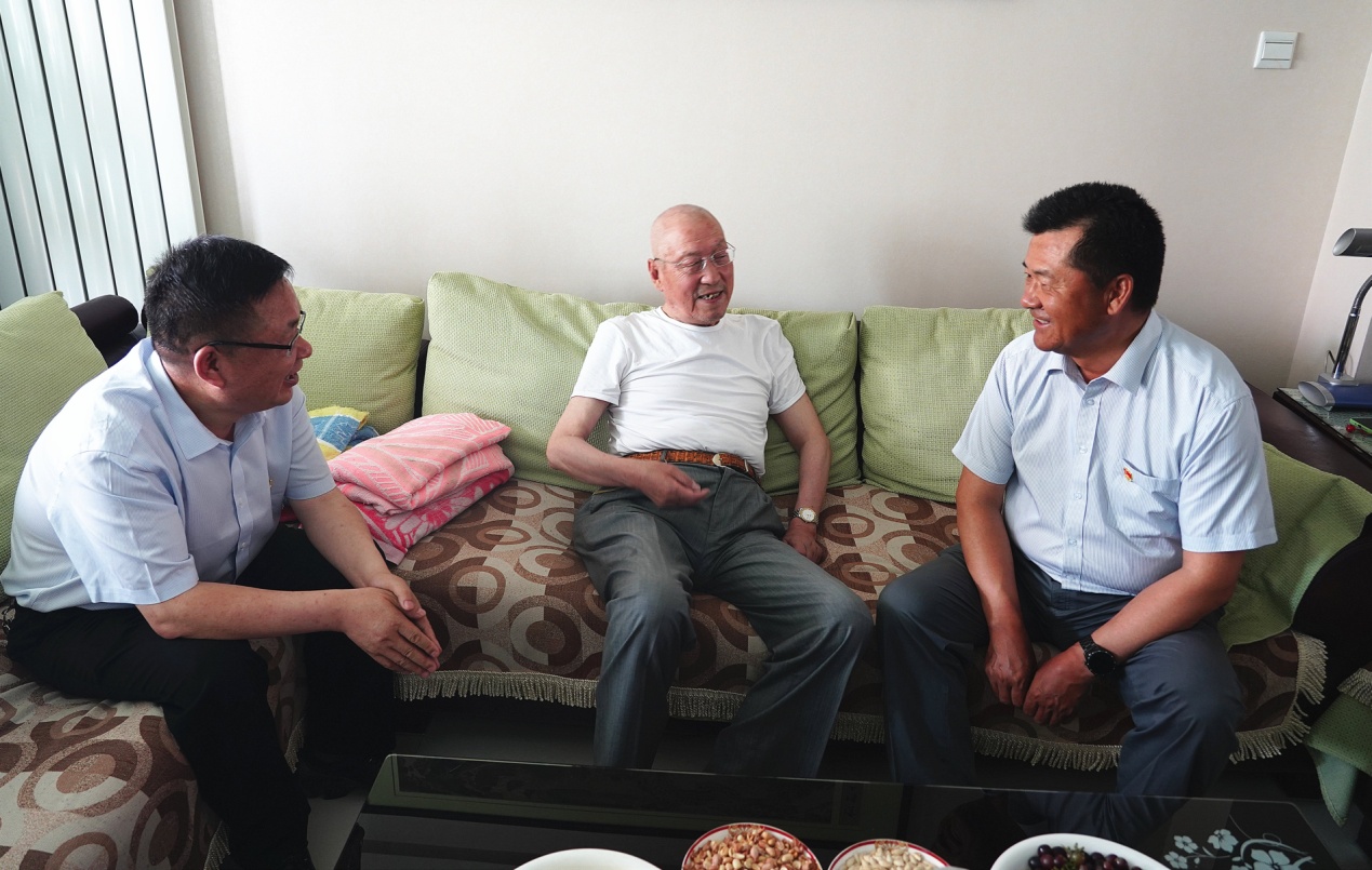 乐动·官方端网站在线党委开展“七一”走访慰问活动