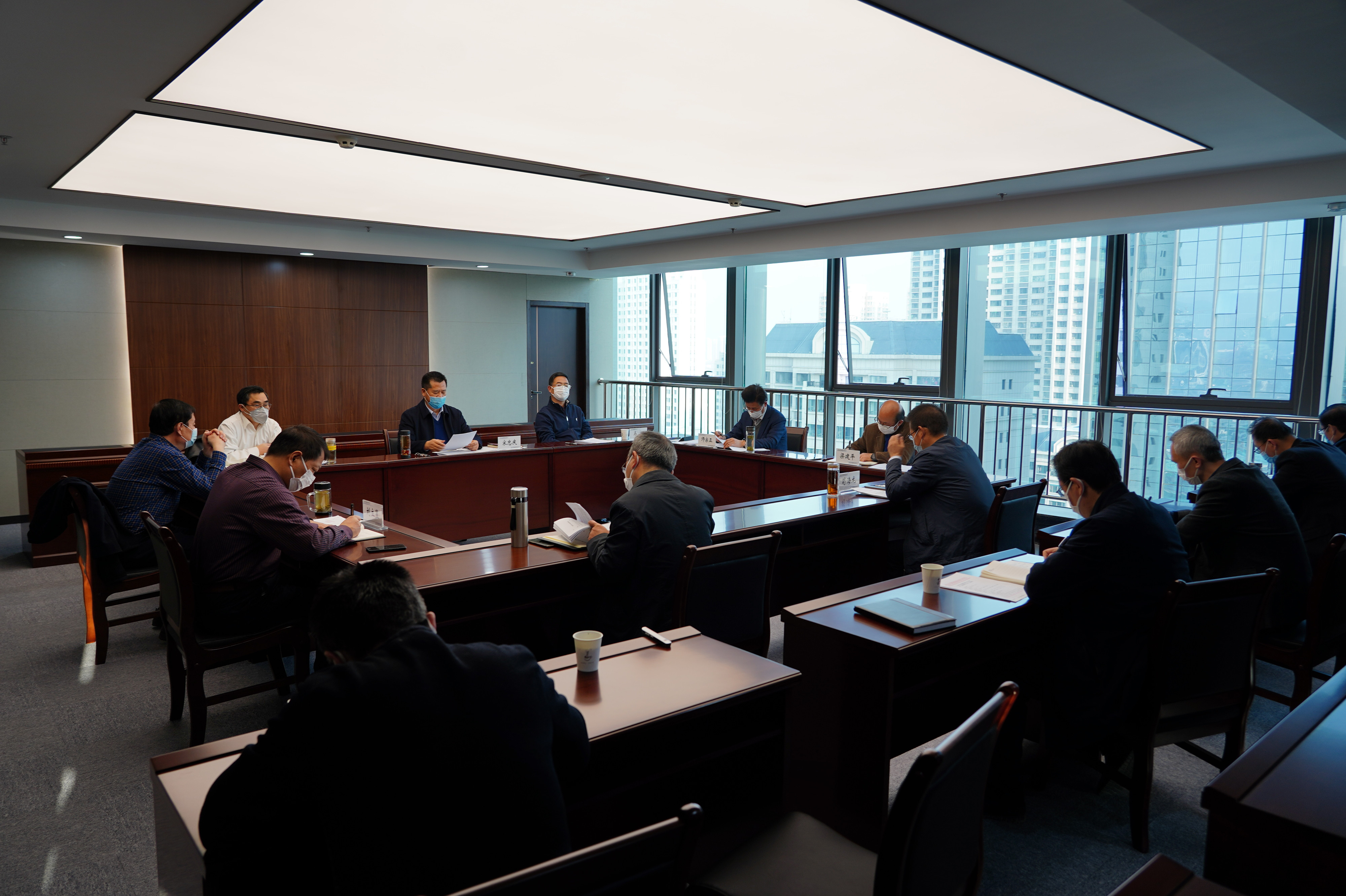 乐动·官方端网站在线组织召开2020年党委理论学习<br/>中心组第一次集体学习(扩大)会