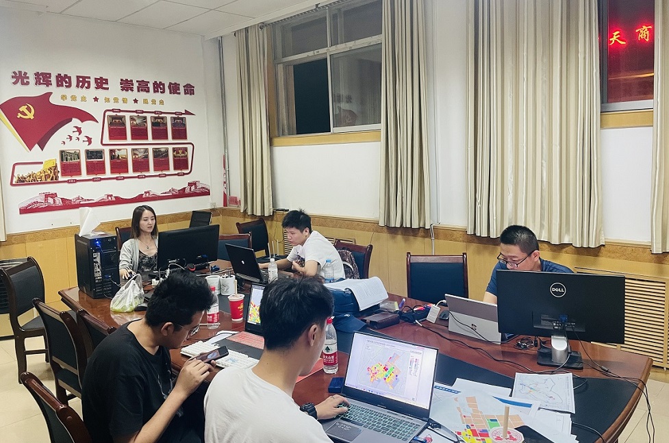 1629078214838022514.jpg 深夜工作现场.jpg